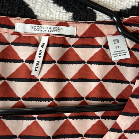 Scotch and soda maison scotch drapey top, triangle geo print. Blush and maroon - Picture 5 of 7